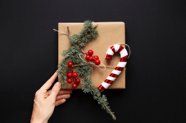 Foto grátis presente embrulhado com decorações de natal na mão