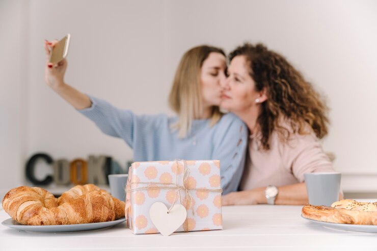 Foto grátis presente perto de mulheres posando para selfie