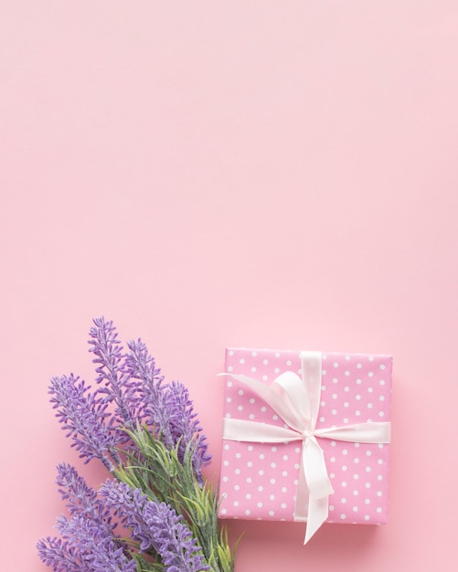 Foto grátis presente rosa com lavanda e cópia espaço