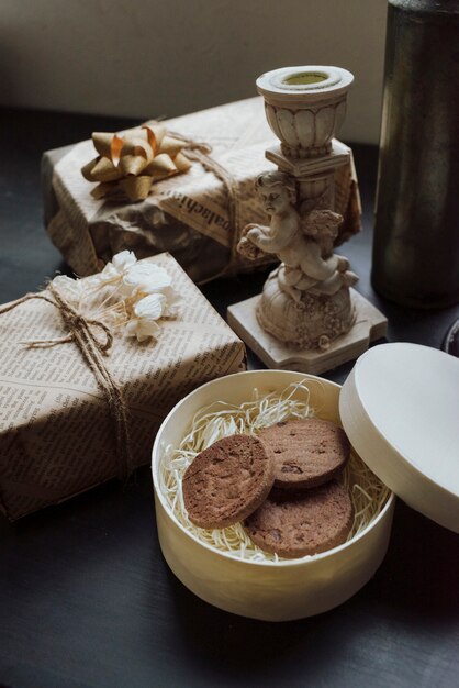 Presentes de alto ângulo e arranjo de biscoitos