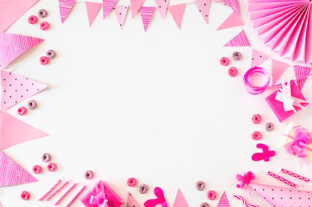 Foto grátis presentes de aniversário e froot loops doces com acessórios de festa em pano de fundo branco