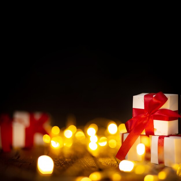 Presentes de natal com luzes de bokeh