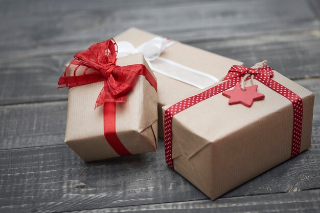 Presentes de natal criativos em mesas de madeira