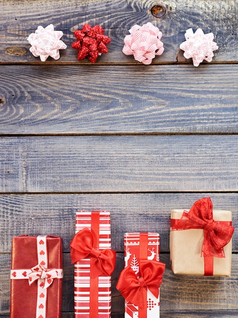 Presentes de natal em frente a arcos