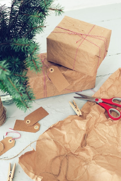 Foto grátis presentes de natal, etiquetas de papel e árvore de natal