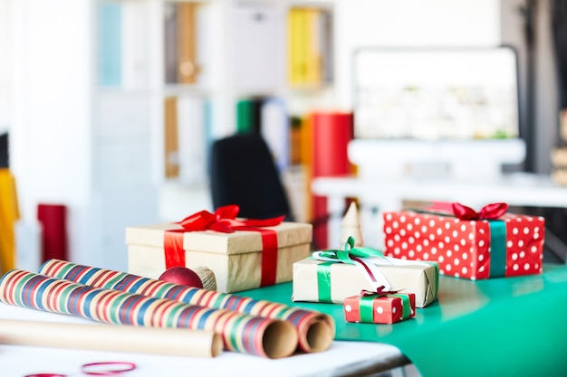 Presentes de natal na mesa