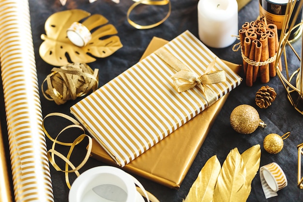 Foto grátis presentes embrulhados em papel dourado na mesa