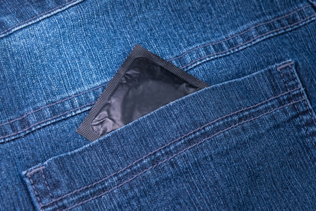 Foto grátis preservativo no bolso traseiro da calça jeans