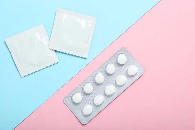 Preservativos e outros contraceptivos em um fundo colorido