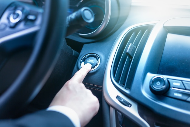 Pressione o botão Iniciar do carro para iniciar o veículo.