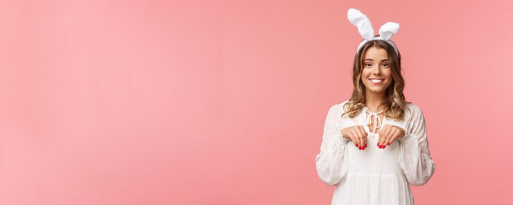 Foto grátis primavera de férias e retrato do conceito de festa de uma linda e tenra loira, imitando o coelhinho segurando