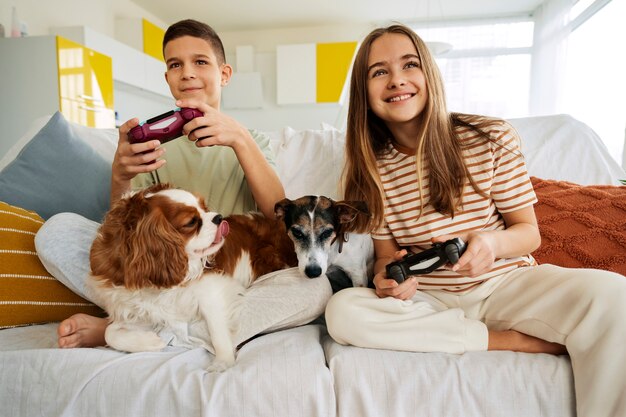 Primos passando tempo juntos em casa e jogando videogame