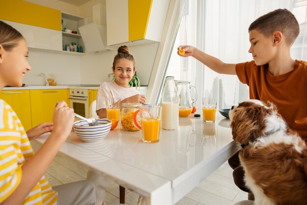 Primos passando tempo juntos em casa e tomando café da manhã