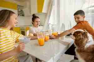 Foto grátis primos passando tempo juntos em casa e tomando café da manhã