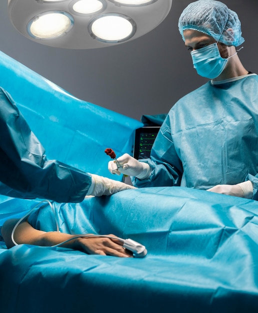 Procedimento cirúrgico realizado por médico em equipamento especial