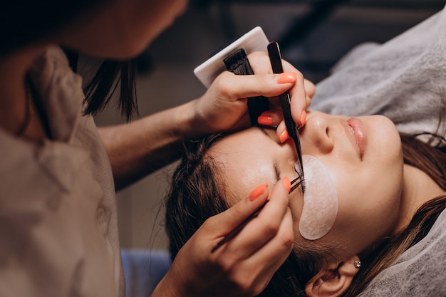 Procedimento de queratina de cílios em um salão de beleza