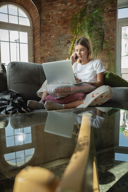 Processamento de pedido. mulher caucasiana, freelancer durante o trabalho em home office