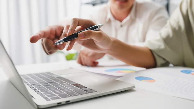 Processo colaborativo de empresários multiculturais usando apresentação em laptop e reunião de comunicação para ideias de brainstorming