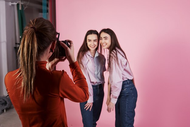 Processo de captura. Foto de duas garotas que fotografaram pelo operador de câmera feminino no estúdio