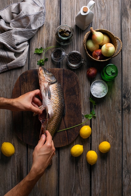 Foto grátis processo de limpeza de frutos do mar na cozinha