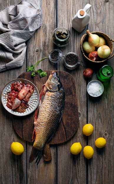 Foto grátis processo de limpeza de frutos do mar na cozinha