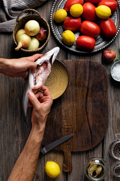 Processo de limpeza de frutos do mar na cozinha