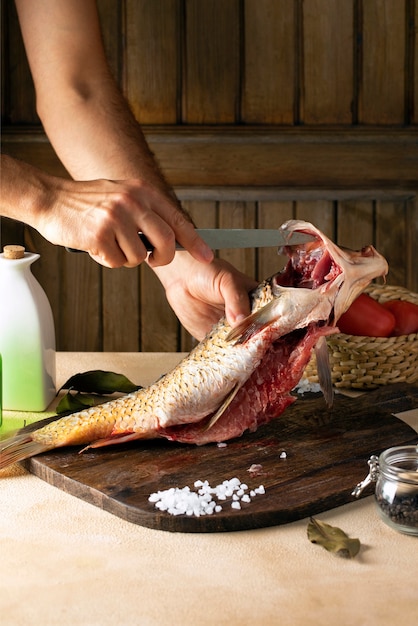 Foto grátis processo de limpeza de frutos do mar na cozinha