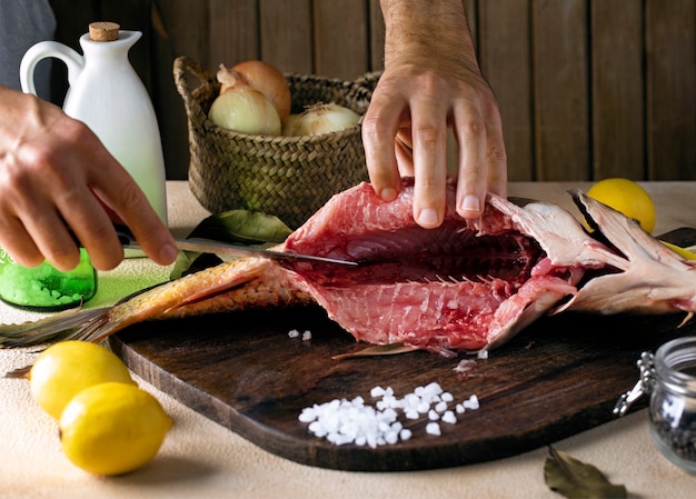 Foto grátis processo de limpeza de frutos do mar na cozinha