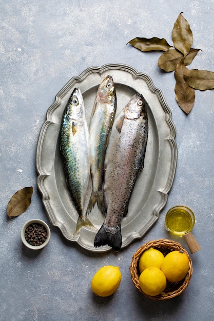 Foto grátis processo de limpeza de frutos do mar na cozinha