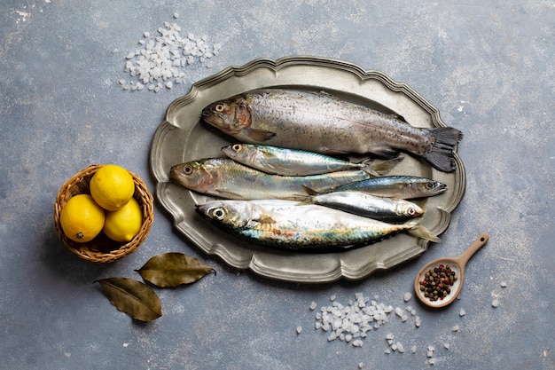 Foto grátis processo de limpeza de frutos do mar na cozinha