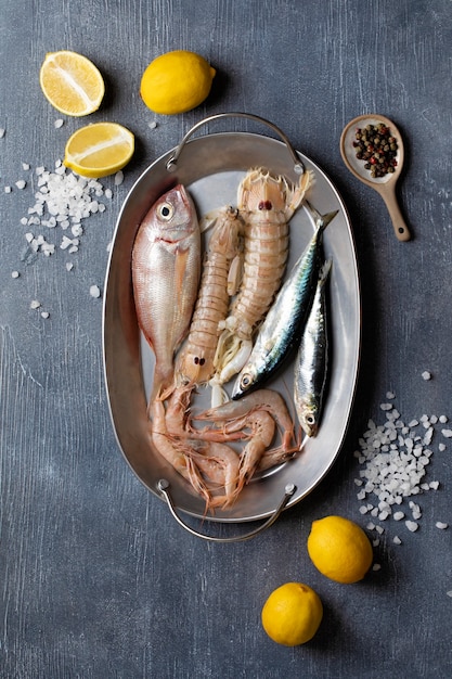 Foto grátis processo de limpeza de frutos do mar na cozinha