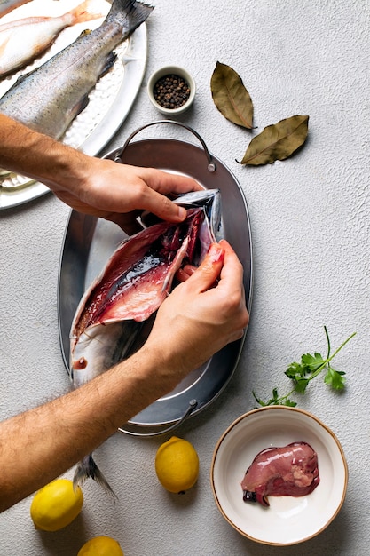 Processo de limpeza de frutos do mar na cozinha