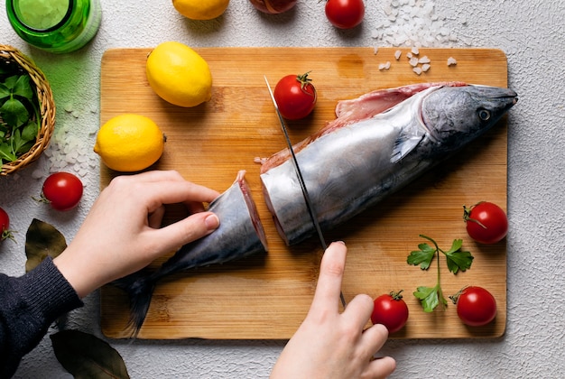 Processo de limpeza de frutos do mar na cozinha