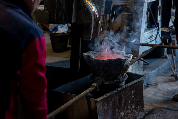 Foto grátis processo de trabalho com ferro derretido