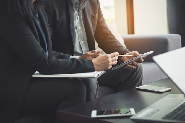 Processo de trabalho em equipe. Jovem, gerentes, gerentes, Tripulação, trabalhando, Novo, startup, projeto. Labtop na tabela de madeira, teclado de dactilografia, mensagem texting, analisam planos do gráfico.