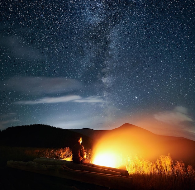 Foto grátis processo desfrutando incrível céu estrelado e natureza