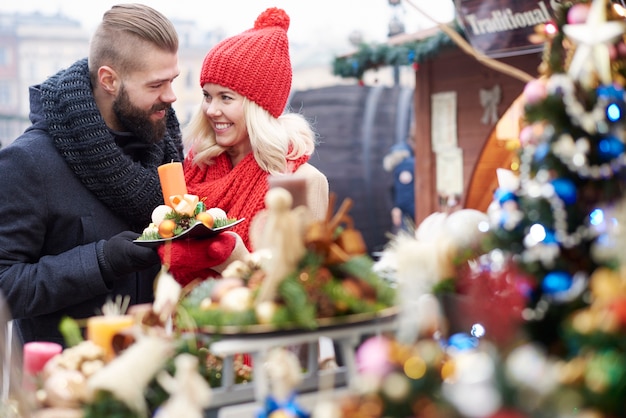 Procurando alguns enfeites de natal no mercado de natal