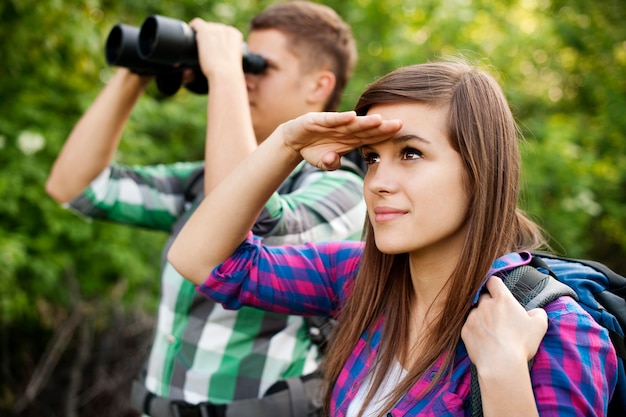 Foto grátis procurando jovem casal