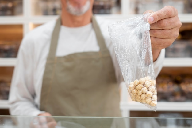 Produtor em sua loja com alimentos frescos