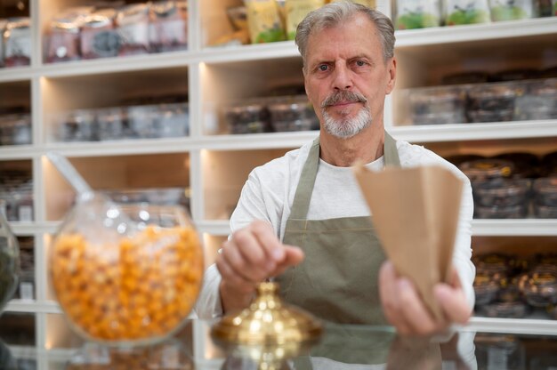 Produtor em sua loja com alimentos frescos