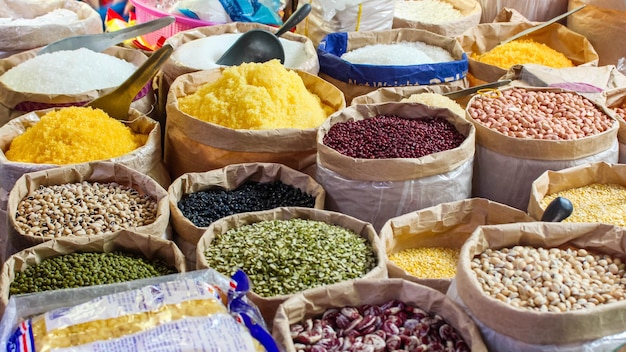 Produtos alimentares secos vendidos no mercado