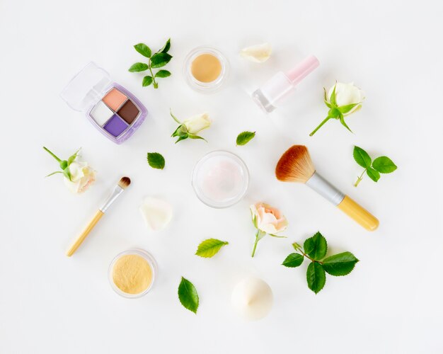 Produtos cosméticos de beleza com rosas