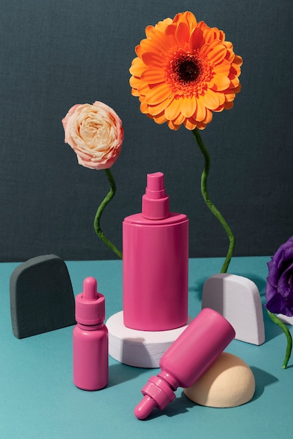 Foto grátis produtos cosméticos e arranjo de flores