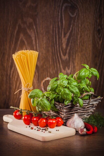 Produtos crus no espaguete italiano