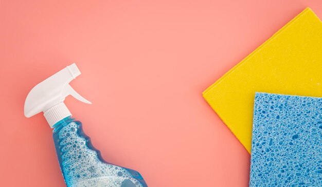 Produtos de limpeza da casa em plano de fundo rosa