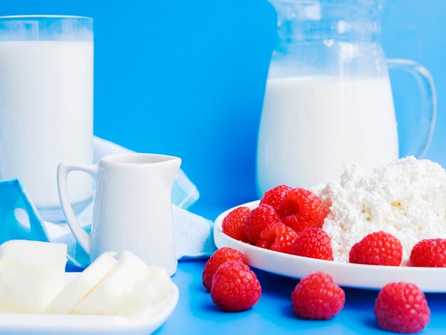 Produtos lácteos e framboesas frescas