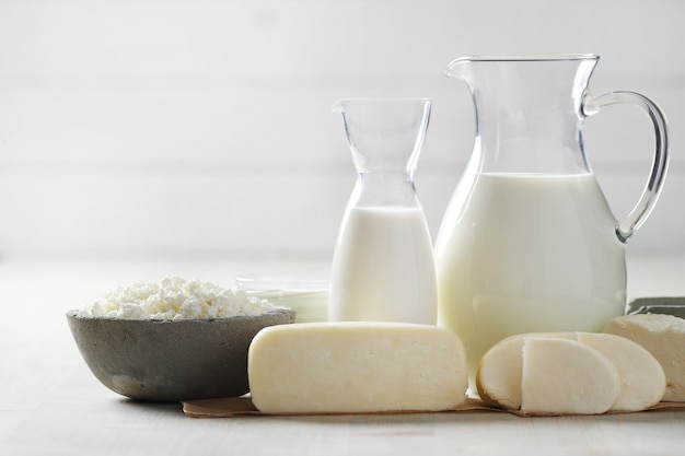 Produtos lácteos na mesa de madeira