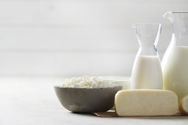 Produtos lácteos na mesa de madeira