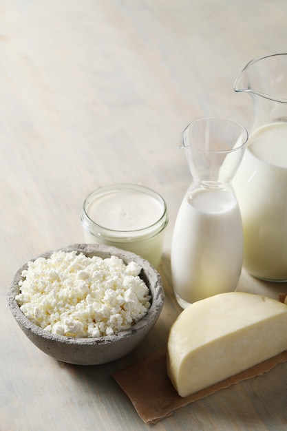 Produtos lácteos na mesa de madeira