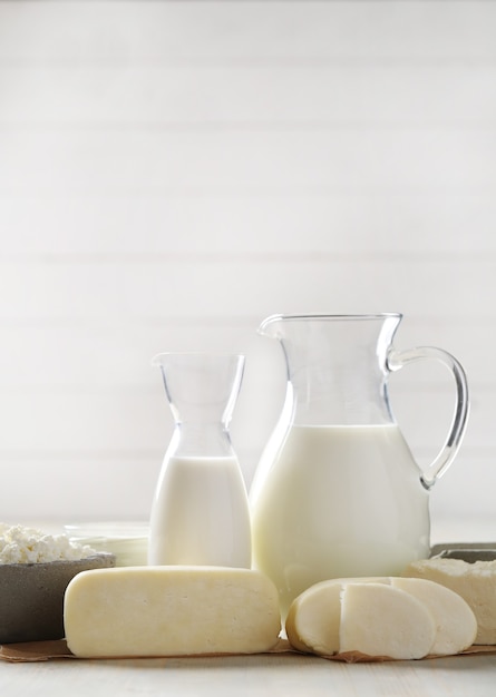 Foto grátis produtos lácteos na mesa de madeira